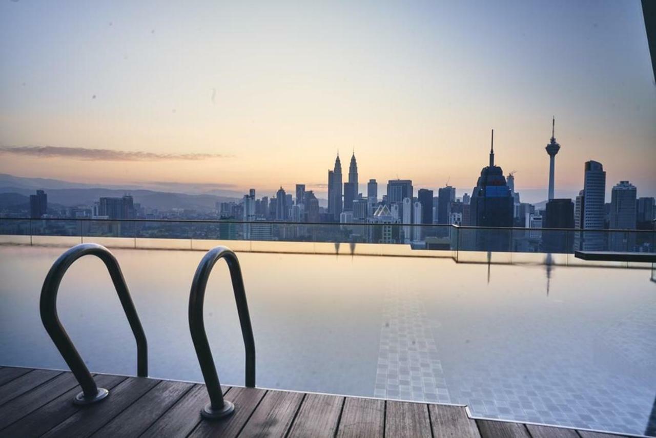 Klcc Inifinity Pool - The Regalia Residences & Suites By Kl Minsu Kuala Lumpur Zewnętrze zdjęcie